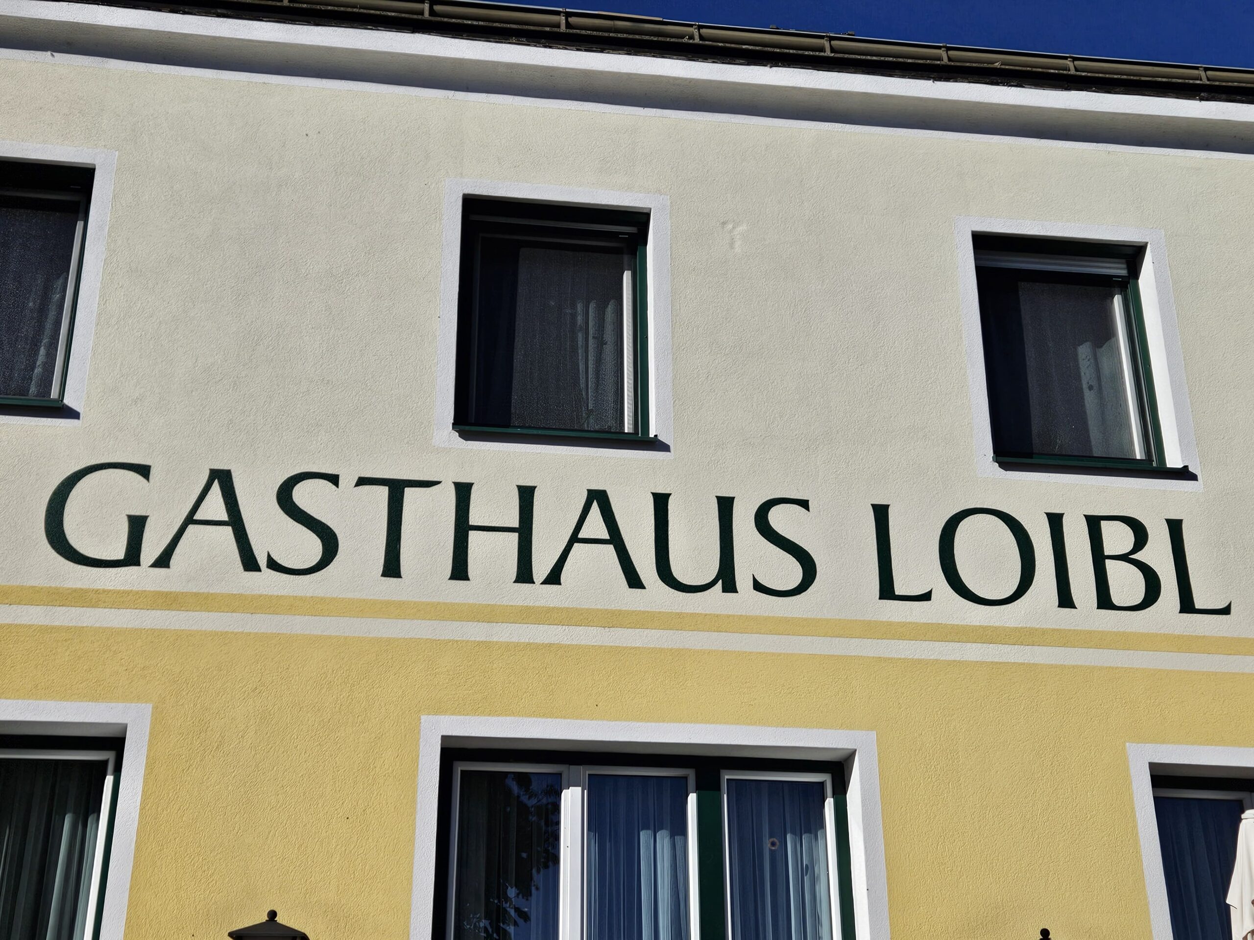 Luftaufnahme von Penk mit Gasthaus Loibl