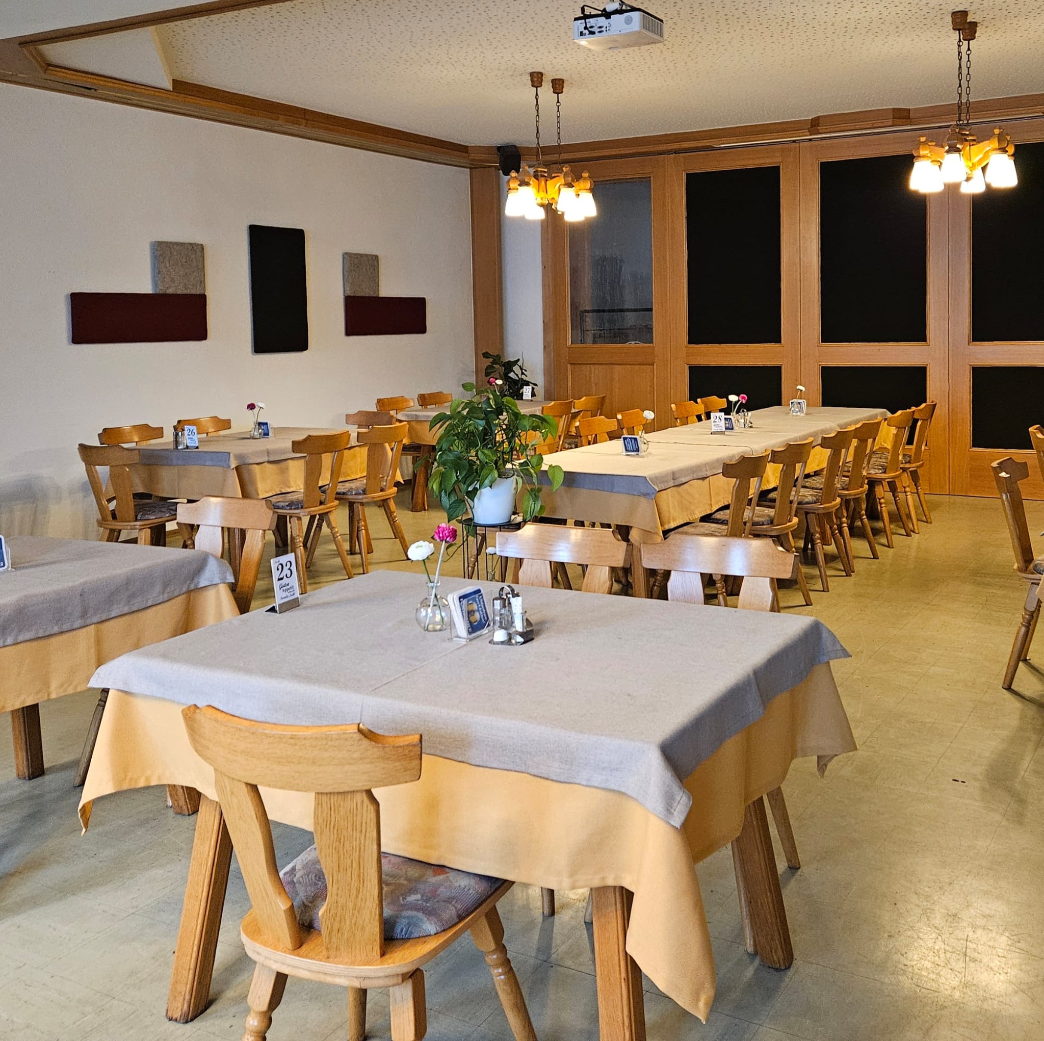 Festsaal mit gedeckten Tischen und Bühne